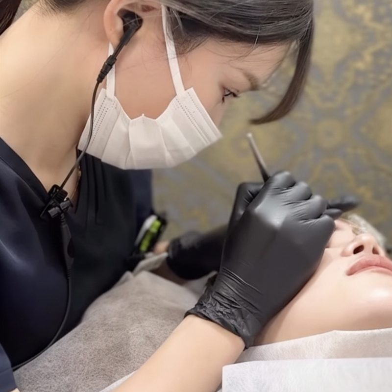 医療従事者（看護師）が施術